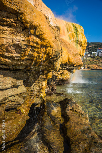 Foto Scenic thermal waterfalls  on  beach in Loutro Edipsou, Evia, Gr