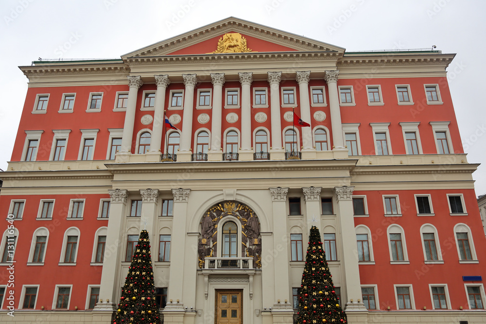 Obraz premium MOSCOW, RUSSIA - DECEMBER 18, 2016: The building of the Moscow City Hall on Christmas and New Year Eve
