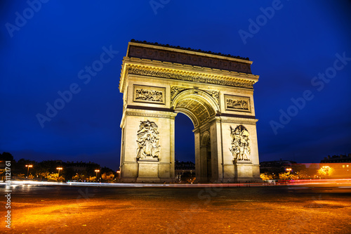 Obraz na płótnie The Triumphal Arch (Arc de Triomphe) in Paris, France w salonie
