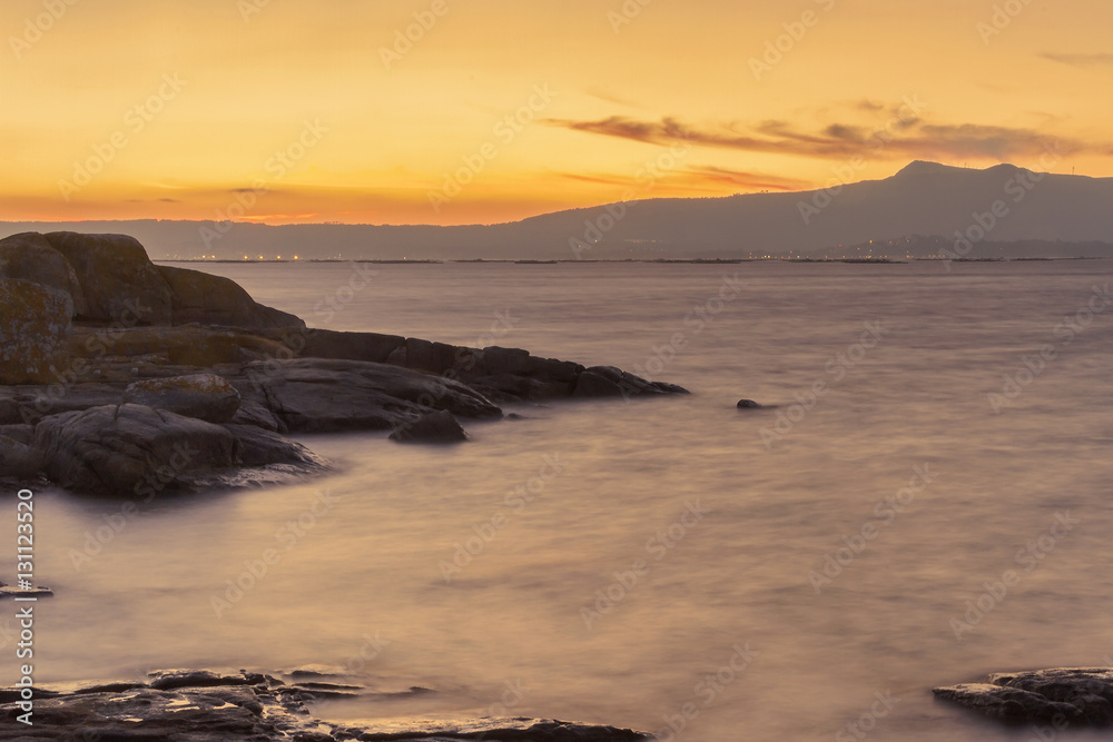 Naklejka premium Golden dusk in Arousa estuary