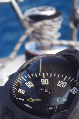 Fotobehang Zeilen Klassiek scheepskompas op zeilkaart  © bartsadowski