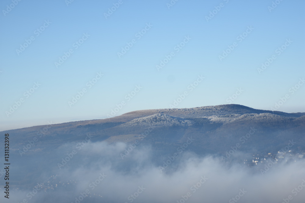 Hügelkette in Winterluft