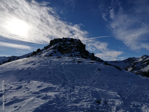 Gipfel mit Schnee im Gegenlicht