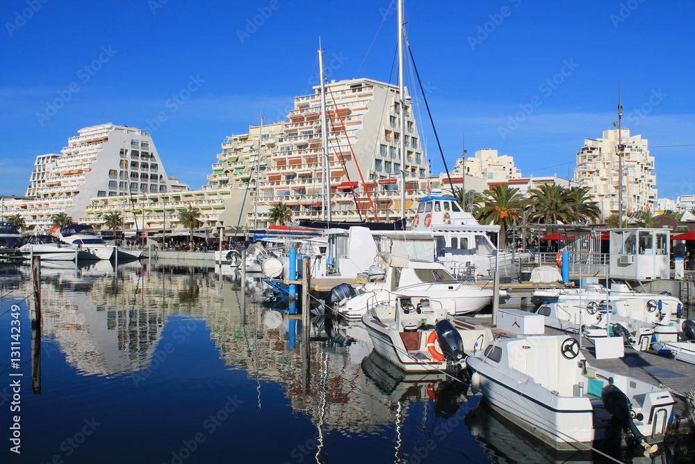 La grande Motte, Station balnéaire et port de plaisance à proximité de