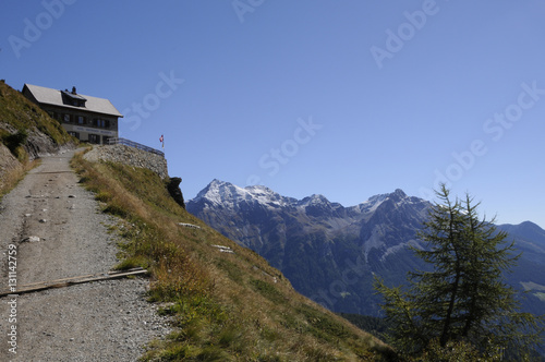 Schweizer Alpen: Bergrestaurant bei der Alp Grüm mit Sicht ins Puschlav. 