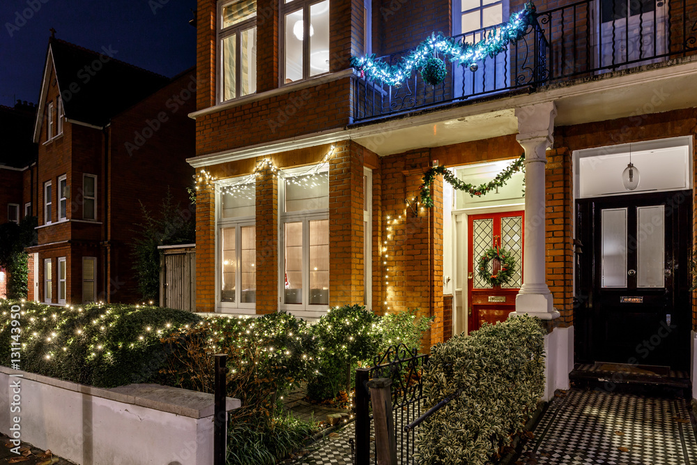 Fototapeta premium Dom urządzony na Boże Narodzenie w Londynie