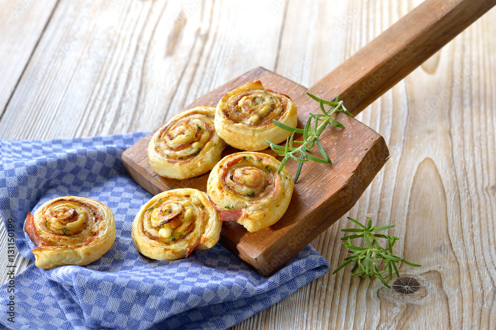 Luftiges Gebäck: Herzhafte Blätterteig-Schinkenschnecken mit Frischkäse und Parmesan sowie frischen Kräutern - Baked hearty puff pastry snacks with ham, cheese and fresh herbs