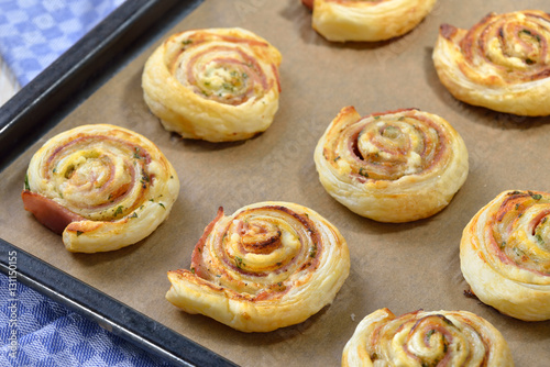 Luftiges Gebäck: Herzhafte Blätterteig-Schinkenschnecken mit Frischkäse und Parmesan sowie frischen Kräutern - Baked hearty puff pastry snacks with ham, cheese and fresh herbs