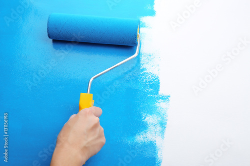 Fototapeta Naklejka Na Ścianę i Meble -  Decorator's hand painting wall with roller