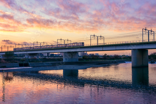 夕暮れの高架橋、多摩川 © blew_f
