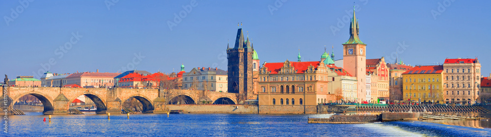 Prague, pont Charles et vieille ville vue de la rive gauche