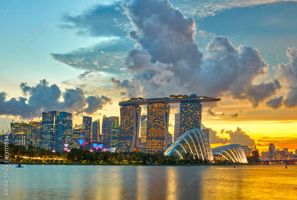 Fototapeta premium Singapore city skyline at sunset
