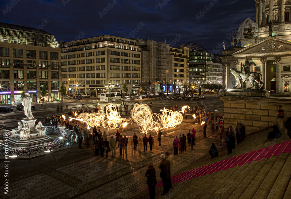 Spontane, nächtliche Flashmob Feuershow vor dem Berliner Konzerthaus