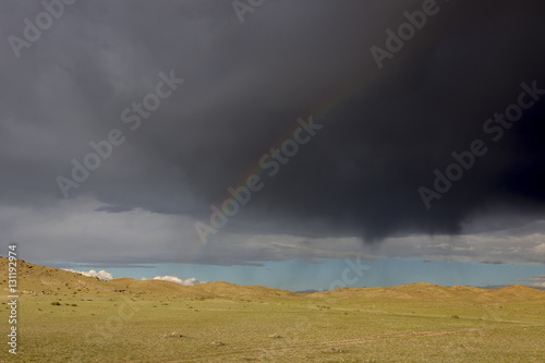 Regenwolken über der Wüste Gobi (Mongolei)