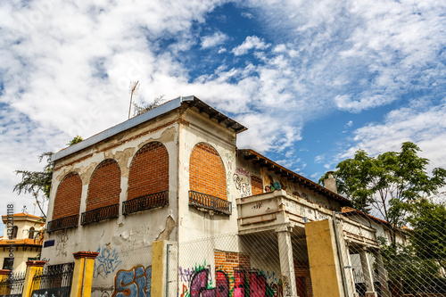 Canvas Print A closed and abandoned house in the middle of a city