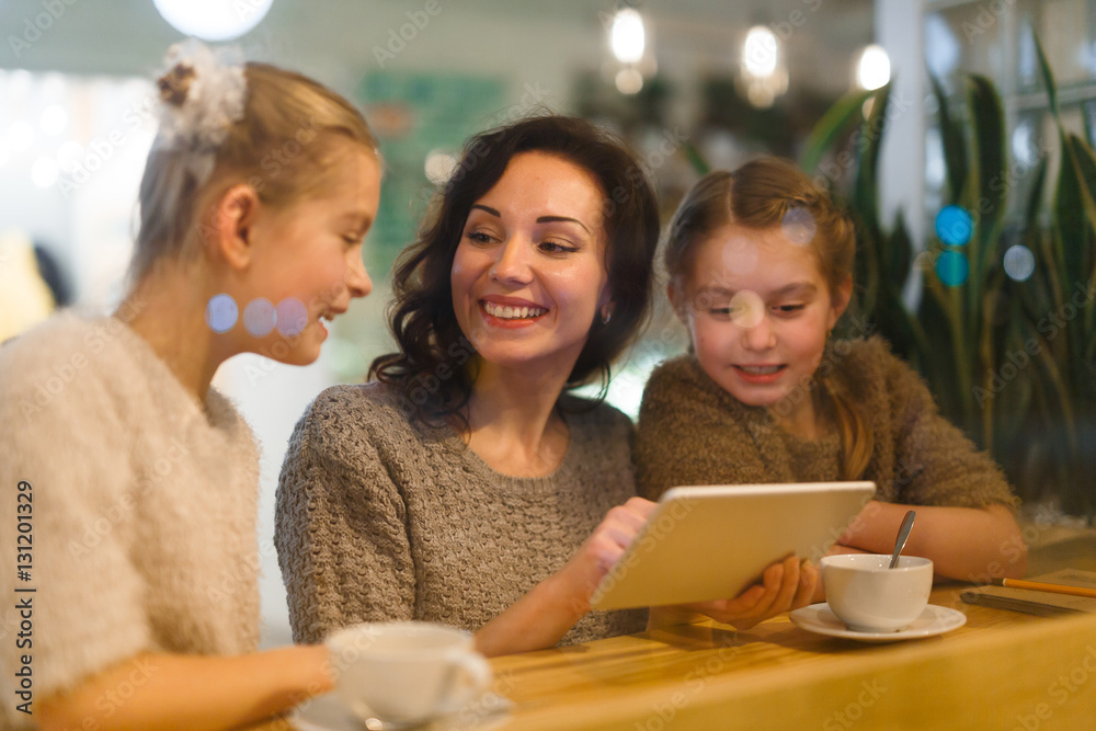 Fototapeta premium Family in cafe