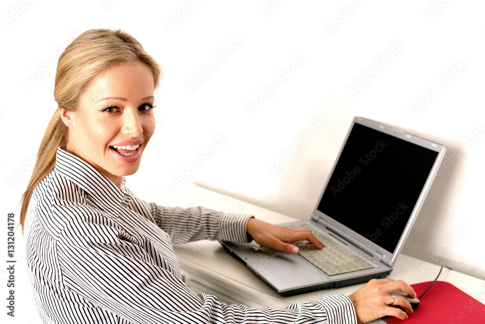 junge Frau im Büro am Computer arbeiten