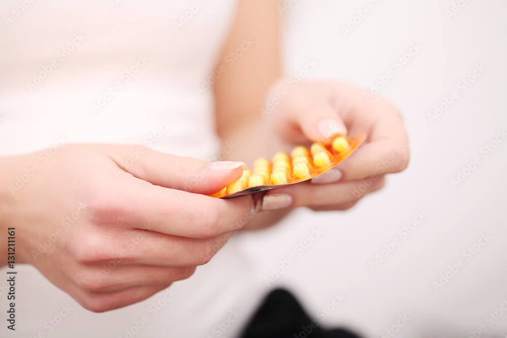 Obraz premium Woman holding medicines in her hands