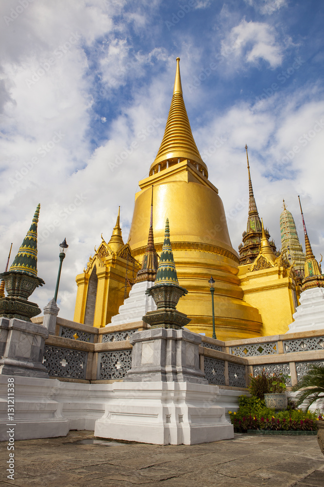 Naklejka premium golden pagoda grand palace ważne miejsce kultu i podróży