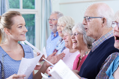Valokuva Group Of Seniors With Teacher Singing In Choir Together