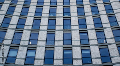 facciata con finestre di un edificio moderno in una grande citt  