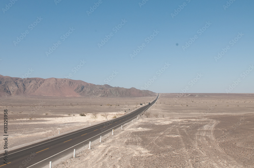 Longue route au milieu du désert
