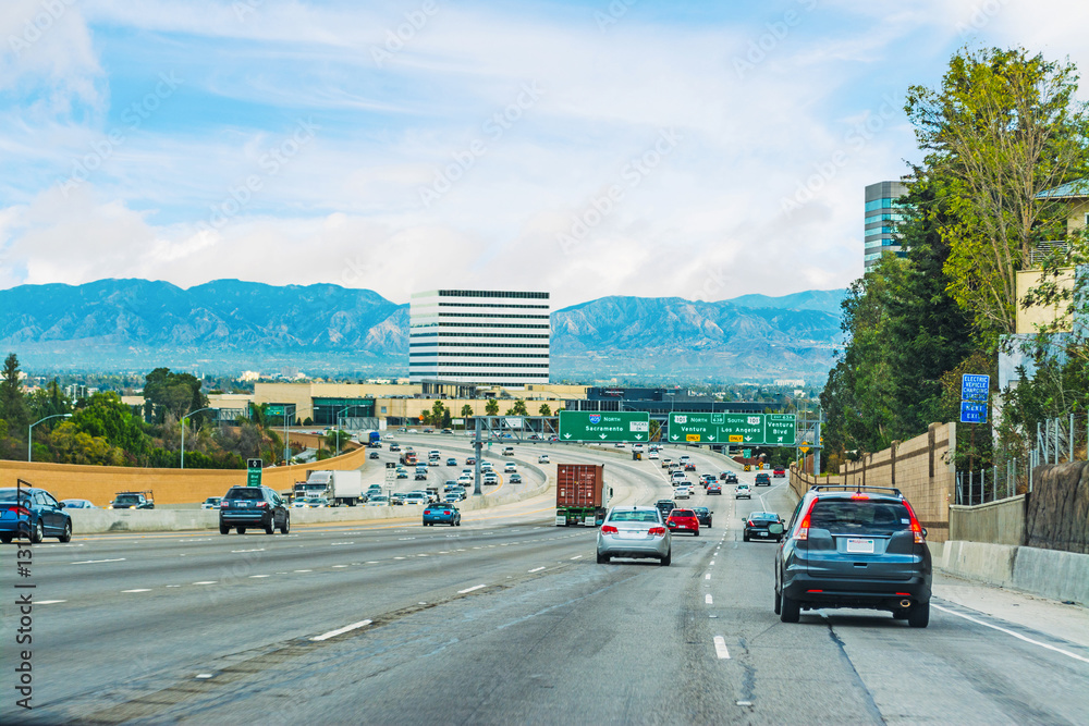 Obraz premium traffic in 405 freeway northbound