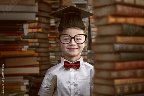 Kleinkind zwischen Bücherstapeln photo