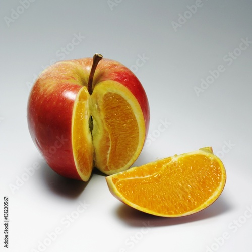 Foto apple with orange content