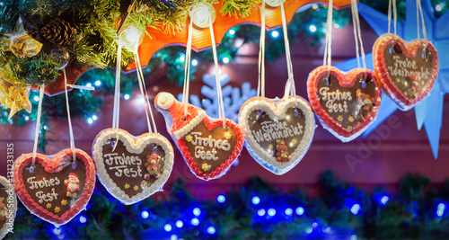 Lebkuchenherze in einer Reihe auf Weihnachtsmarkt photo