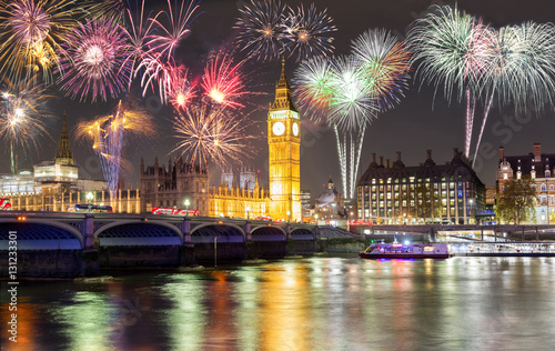 Feuerwerk über dem Big Ben und Westminster Brücke in London