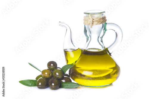 Aceite de oliva aislado sobre fondo blanco
