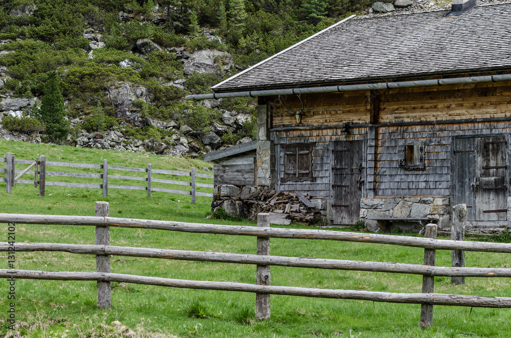 haus in den bergen mit zaun