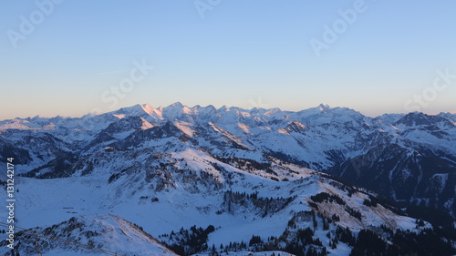 wei  e Gipfel der Alpen im Abendlicht in Tirol in   sterreich