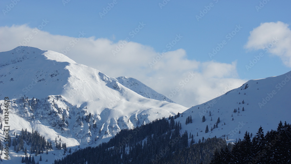 Winter und viel Schnee in den Alpen in Tirol 
