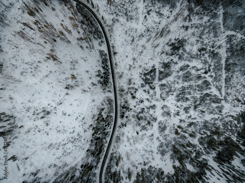 Dron droga w górach © BlackMediaHouse
