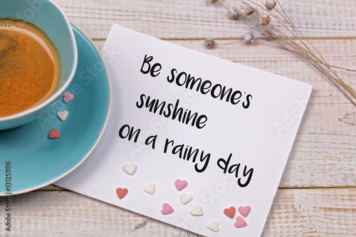 Fotografia Inspiration motivation quotation Be someone's sunshine on a rainy day and cup of coffee