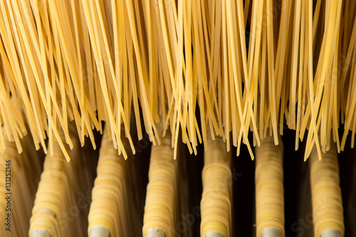 Lavorazione di spaghetti in fabbrica artigianale