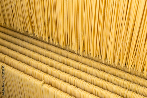 Lavorazione di spaghetti in fabbrica artigianale