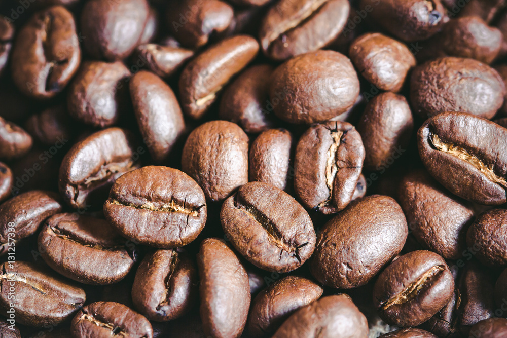 Naklejka premium Artistic coffee seeds with shallow depth of field background.