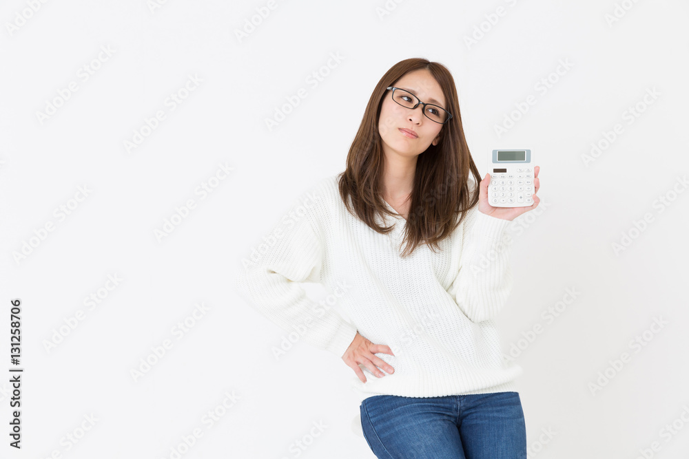 電卓を持つ女性 考える 電卓を持つ女性 考える