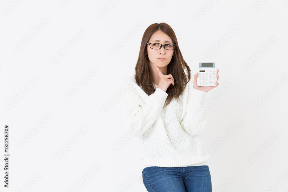 電卓を持つ女性 考える 電卓を持つ女性 考える