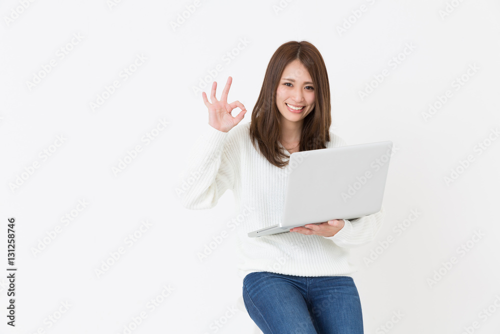 Naklejka premium パソコンを見る笑顔の女性