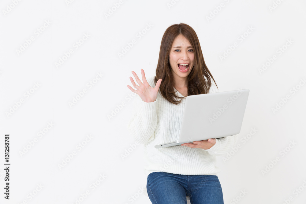 Naklejka premium パソコンを見る女性 驚く