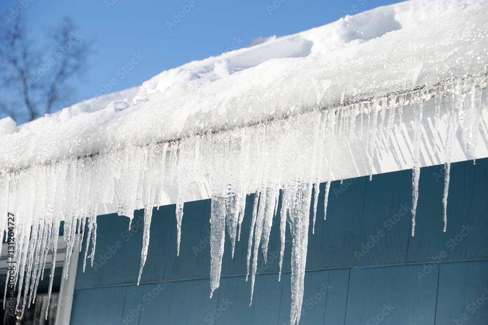 Obraz premium icicle hanging on house roof