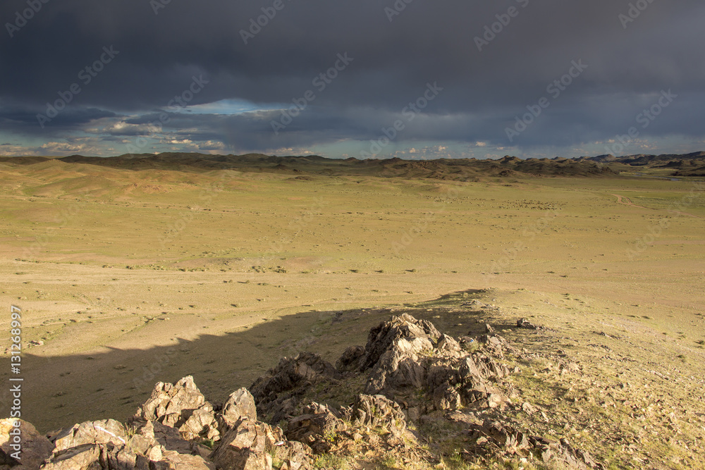 Regenwolken über der Wüste Gobi (Mongolei)