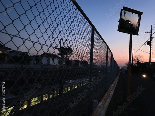 Wallpaper Mural 夕暮れの街並みと電車 Torontodigital.ca