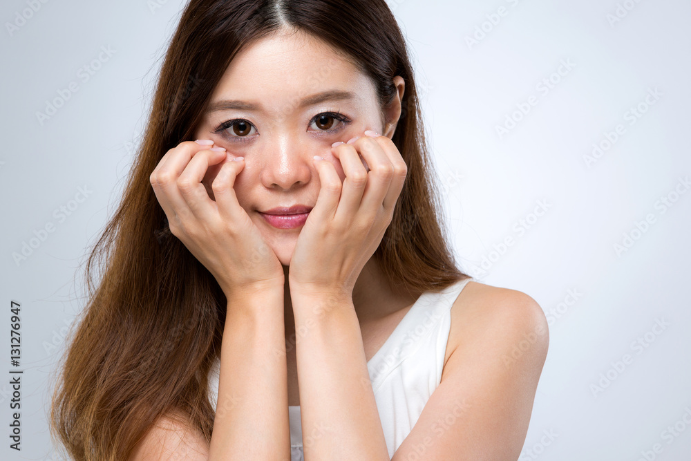 くすみを気にする女性 くすみを気にする女性