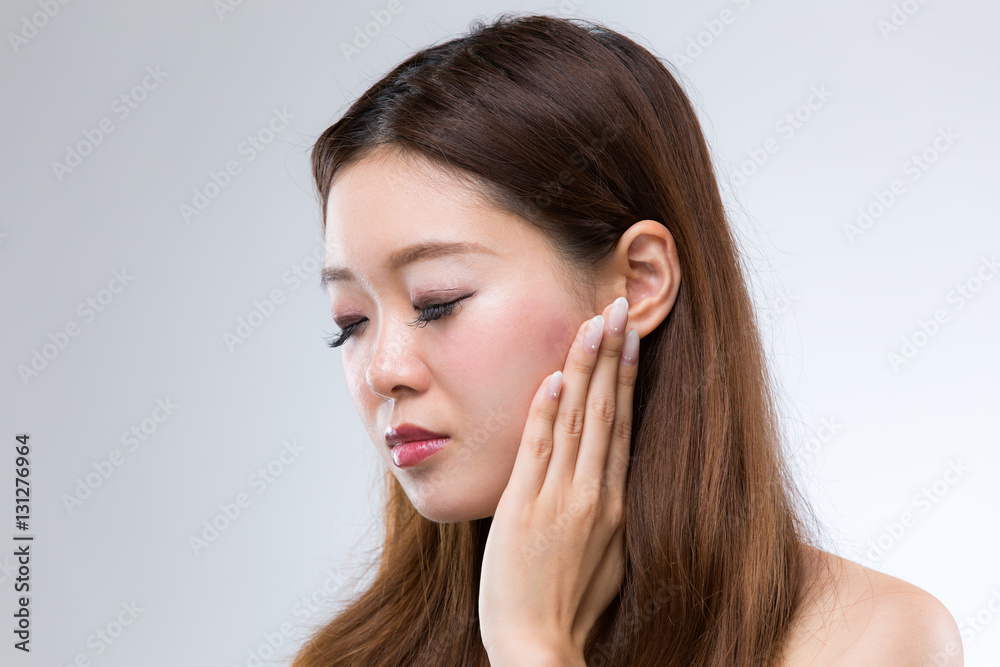 耳をすます女性 耳をすます女性