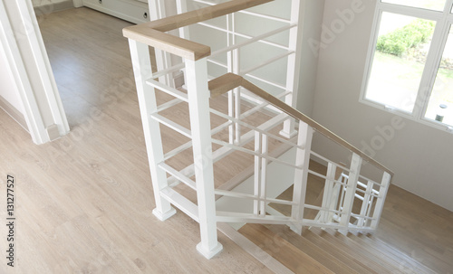 Foto wooden staircase with iron banister in modern house